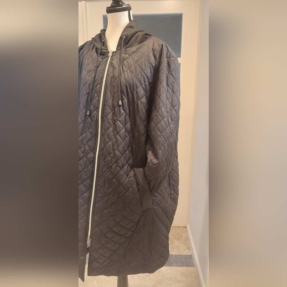 Elegant Black Quilted Hooded Coat - Picture 5 of 15